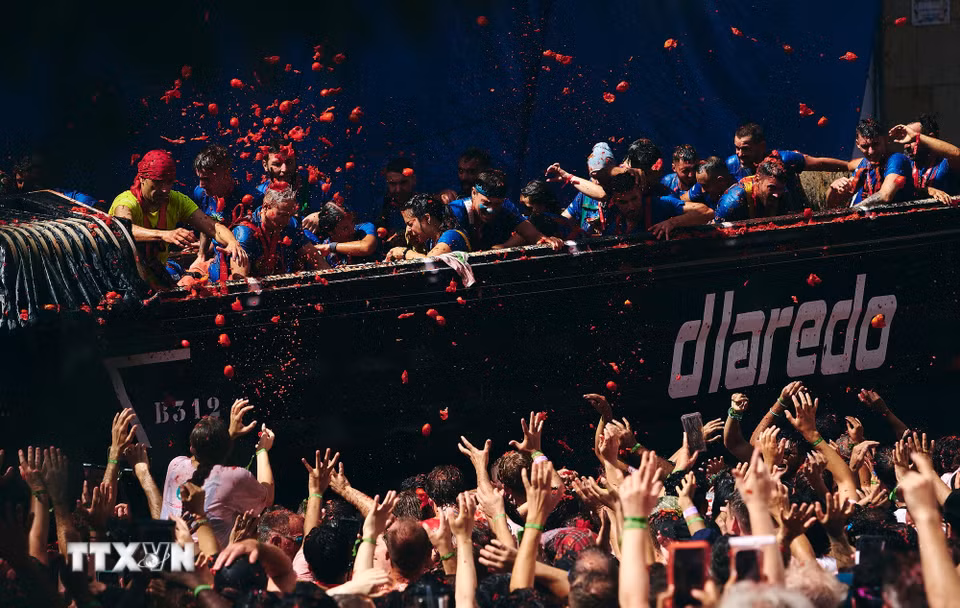 Ngày 26/8/2026, lễ hội ném cà chua La Tomatina đã diễn ra tại thị trấn Bunol, gần thành phố Valencia, Tây Ban Nha. Lễ hội được tổ chức vào ngày thứ Tư cuối cùng của tháng Tám hàng năm. (Ảnh: THX/TTXVN phát)