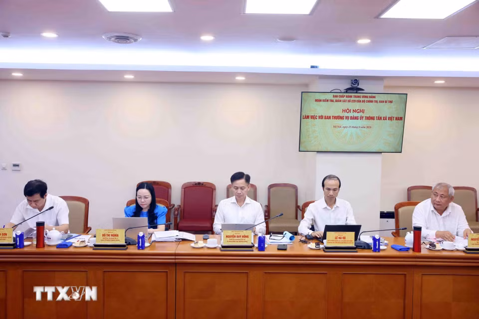 Các đồng chí trong Đoàn Kiểm tra, giám sát của Bộ Chính trị, Ban Bí thư làm việc với Ban Thường vụ Đảng ủy TTXVN. (Ảnh: Phạm Kiên/TTXVN)