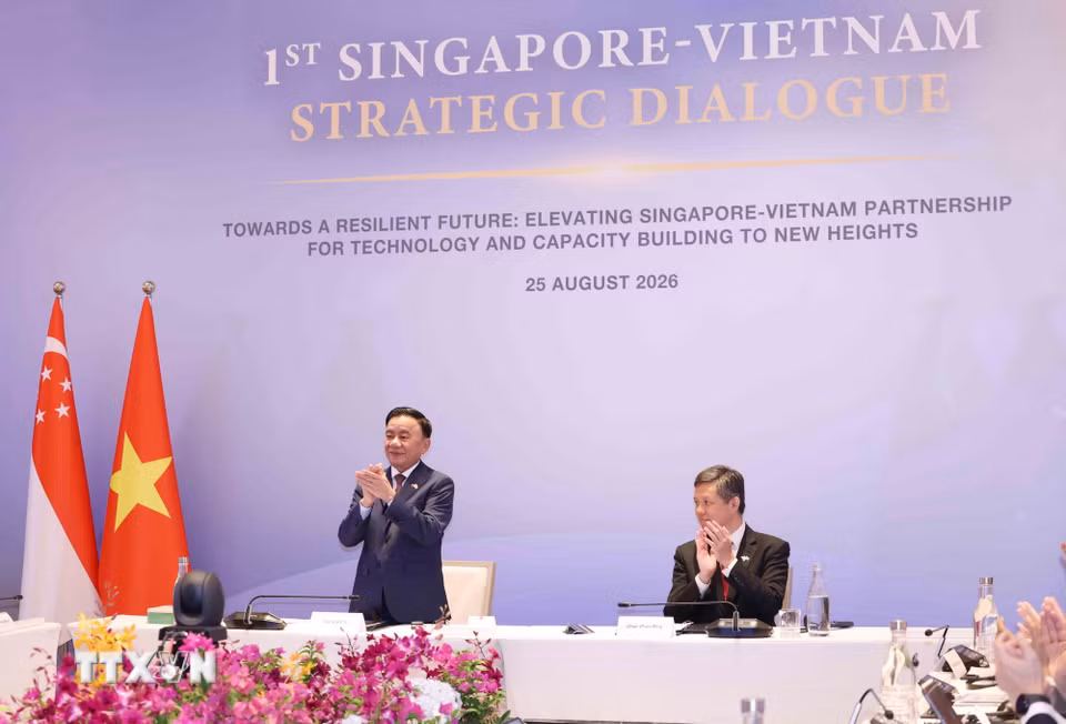 Đồng chí Trần Cẩm Tú, Ủy viên Bộ Chính trị, Thường trực Ban Bí thư cùng Phó Tổng Thư ký Đảng Hành động Nhân dân Singapore, Bộ trưởng Bộ Quốc phòng kiêm Bộ trưởng Điều phối dịch vụ công Chan Chun Sing đồng chủ trì Đối thoại Chiến lược Việt Nam-Singapore lần thứ nhất. (Ảnh: Phương Hoa/TTXVN)