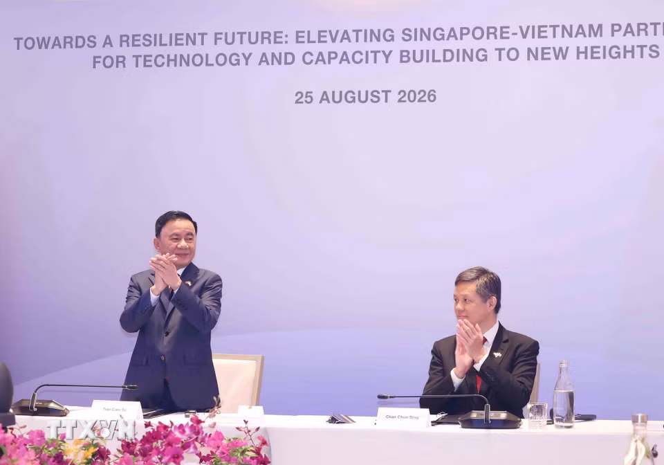 Đồng chí Trần Cẩm Tú, Ủy viên Bộ Chính trị, Thường trực Ban Bí thư cùng Phó Tổng Thư ký Đảng Hành động Nhân dân Singapore, Bộ trưởng Bộ Quốc phòng kiêm Bộ trưởng Điều phối dịch vụ công Chan Chun Sing đồng chủ trì Đối thoại Chiến lược Việt Nam-Singapore lần thứ nhất. (Ảnh: Phương Hoa/TTXVN)