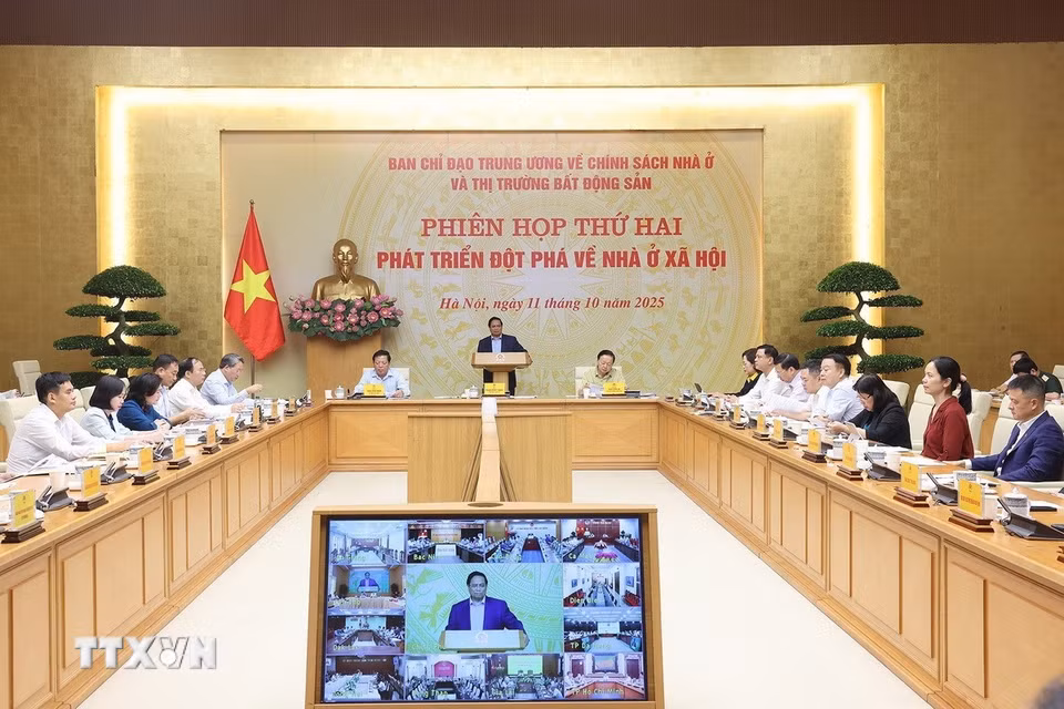 Thủ tướng Phạm Minh Chính chủ trì phiên họp về phát triển nhà ở xã hội. (Ảnh: Dương Giang/TTXVN)