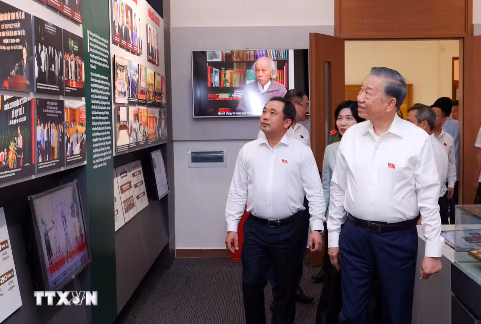 Tổng Bí thư, Chủ tịch nước Tô Lâm tham quan Phòng truyền thống của Đoàn đại biểu Quốc hội và Hội đồng nhân dân thành phố Hà Nội. (Ảnh: Văn Điệp/TTXVN)