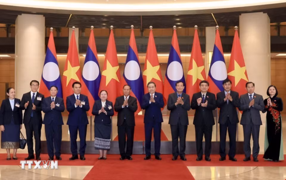 Chủ tịch Quốc hội Trần Thanh Mẫn và đồng chí Vilay Lakhamphong, Ủy viên Bộ Chính trị, Thường trực Ban Bí thư Trung ương Đảng Nhân dân Cách mạng Lào cùng các đại biểu chụp ảnh chung. (Ảnh: Tuấn Anh/TTXVN)