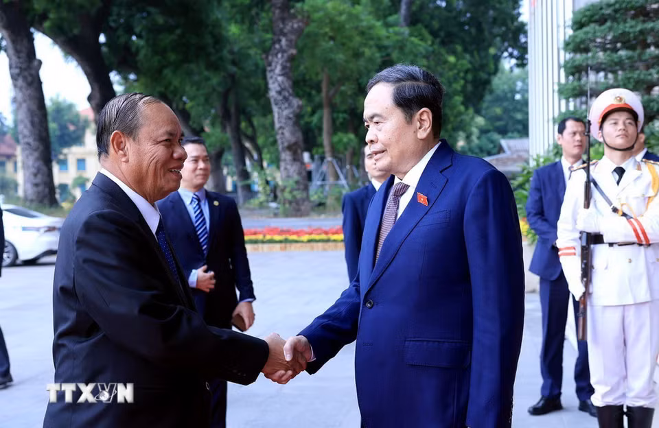 Chủ tịch Quốc hội Trần Thanh Mẫn đón đồng chí Vilay Lakhamphong, Ủy viên Bộ Chính trị, Thường trực Ban Bí thư Trung ương Đảng Nhân dân Cách mạng Lào. (Ảnh: Tuấn Anh/TTXVN)