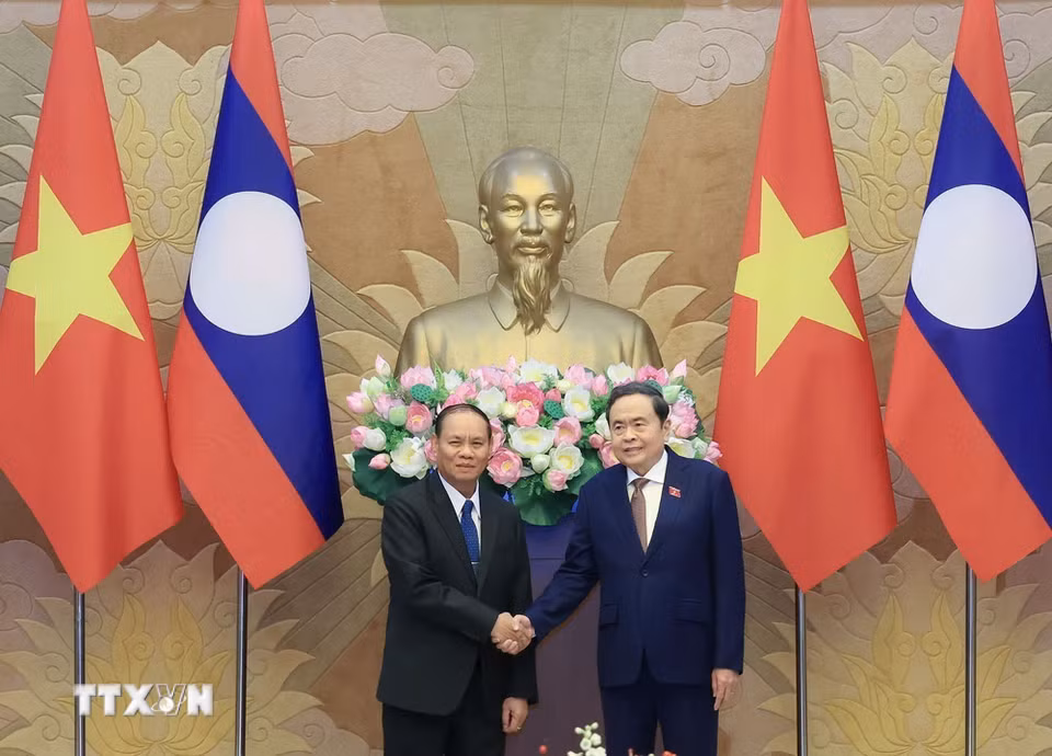 Chủ tịch Quốc hội Trần Thanh Mẫn và đồng chí Vilay Lakhamphong, Ủy viên Bộ Chính trị, Thường trực Ban Bí thư Trung ương Đảng Nhân dân Cách mạng Lào. (Ảnh: Tuấn Anh/TTXVN)
