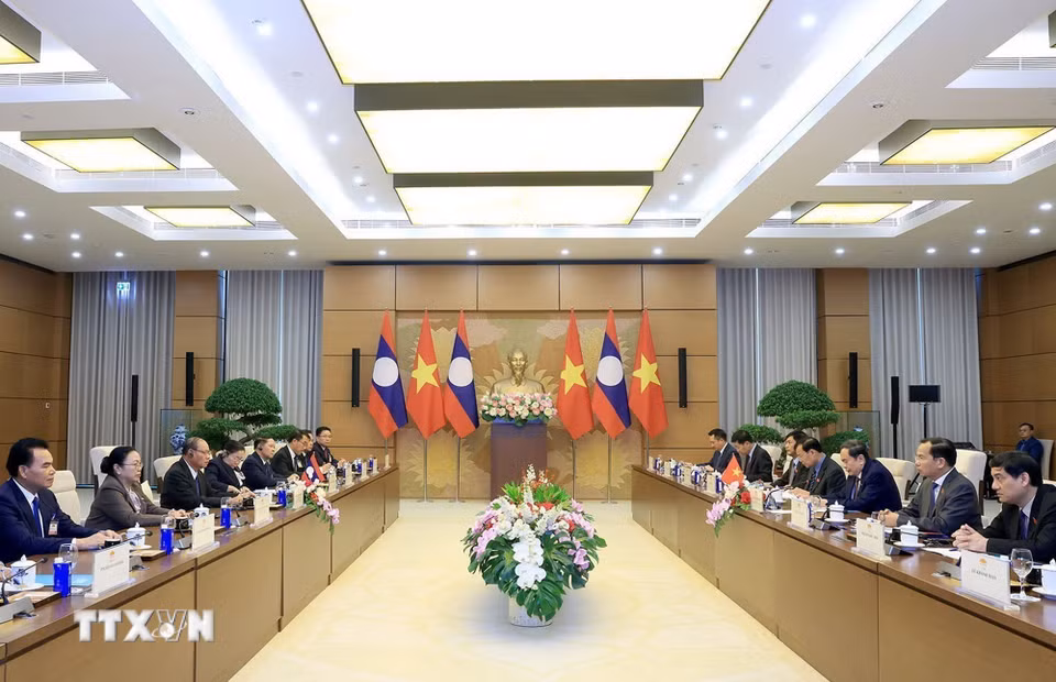 Chủ tịch Quốc hội Trần Thanh Mẫn hội kiến đồng chí Vilay Lakhamphong, Ủy viên Bộ Chính trị, Thường trực Ban Bí thư Trung ương Đảng Nhân dân Cách mạng Lào. (Ảnh: Tuấn Anh/TTXVN)