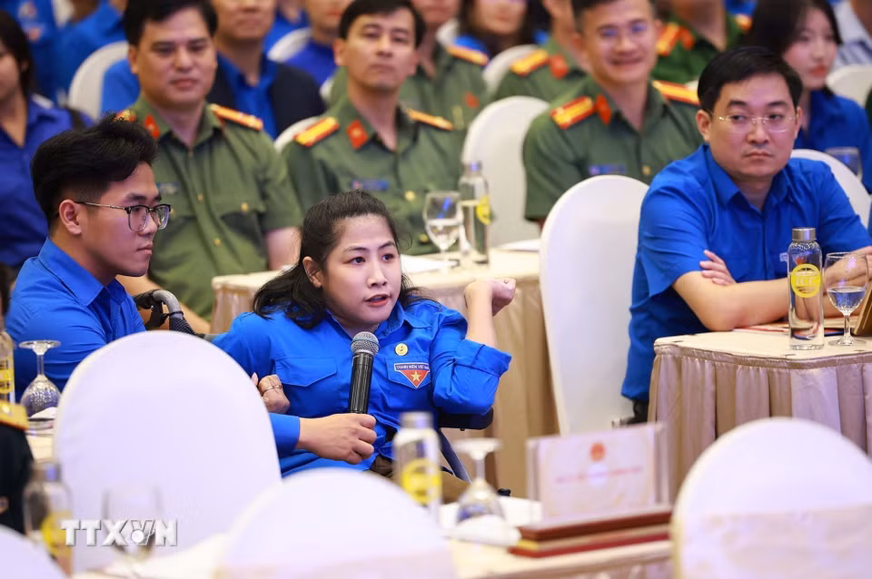 Đại diện thanh niên đặt câu hỏi đối thoại với Thủ tướng Chính phủ Lê Minh Hưng và lãnh đạo các bộ, ngành. (Ảnh: Dương Giang/TTXVN)
