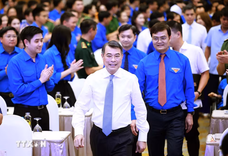 Thủ tướng Lê Minh Hưng đến tham dự đối thoại với thanh niên năm 2026. (Ảnh: Dương Giang/TTXVN)