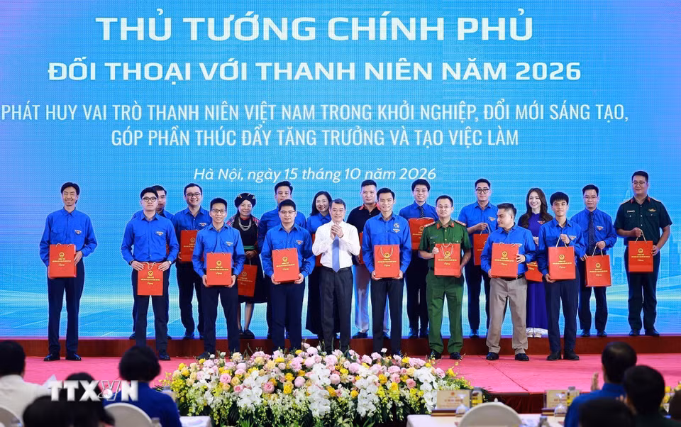 Thủ tướng Lê Minh Hưng tặng quà động viên các thanh niên tiêu biểu. (Ảnh: Dương Giang/TTXVN)