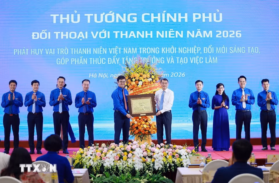 Thủ tướng Lê Minh Hưng chúc mừng nhân kỷ niệm 70 năm Ngày truyền thống Hội Liên hiệp Thanh niên Việt Nam (15/10/1956-15/10/2026). (Ảnh: Dương Giang/TTXVN)
