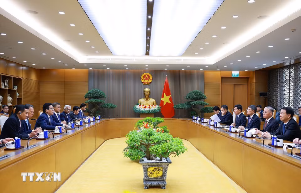 Thủ tướng Lê Minh Hưng tiếp ông Tan Sri Tengku Muhammad Taufik, Chủ tịch kiêm Tổng Giám đốc Tập đoàn Dầu khí Quốc gia Malaysia (PETRONAS). (Ảnh: Dương Giang/TTXVN)