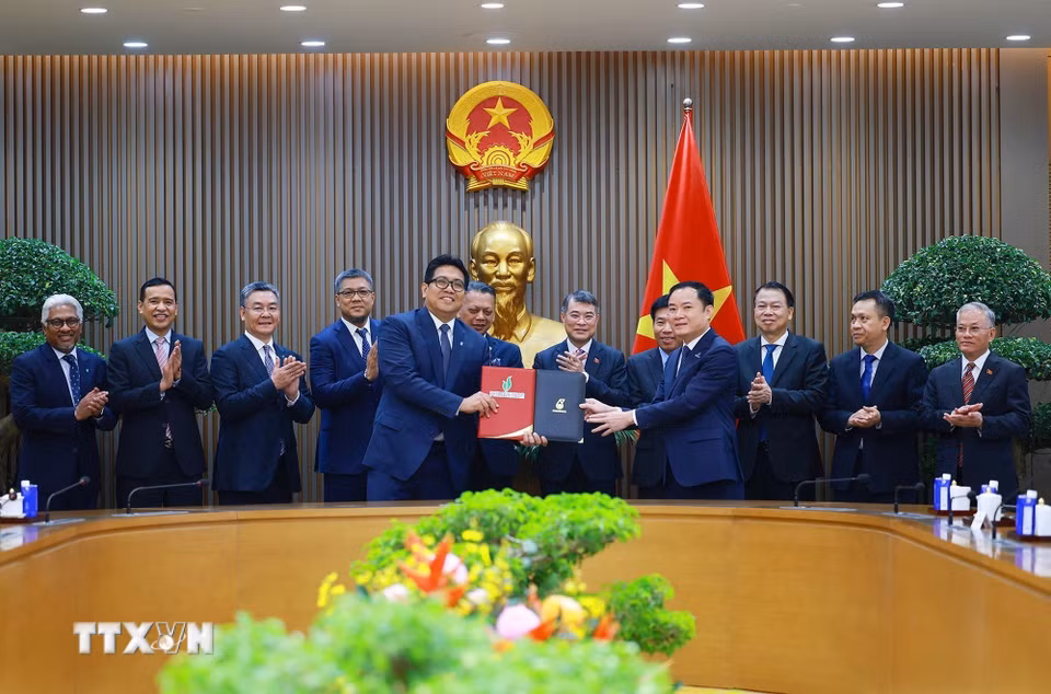 Thủ tướng Lê Minh Hưng chứng kiến trao Thỏa thuận Liên minh Chiến lược giữa Tập đoàn Công nghiệp-Năng lượng Quốc gia Việt Nam (PVN) và Tập đoàn Dầu khí Quốc gia Malaysia (PETRONAS). (Ảnh: Dương Giang/TTXVN)