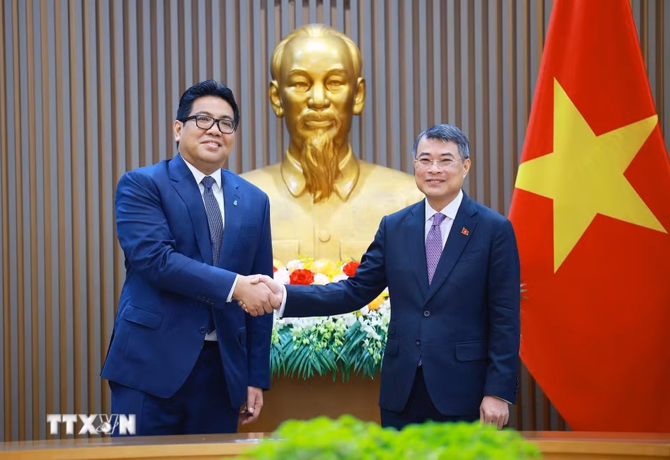 Thủ tướng Lê Minh Hưng tiếp ông Tan Sri Tengku Muhammad Taufik, Chủ tịch kiêm Tổng Giám đốc Tập đoàn Dầu khí Quốc gia Malaysia (PETRONAS). (Ảnh: Dương Giang/TTXVN)