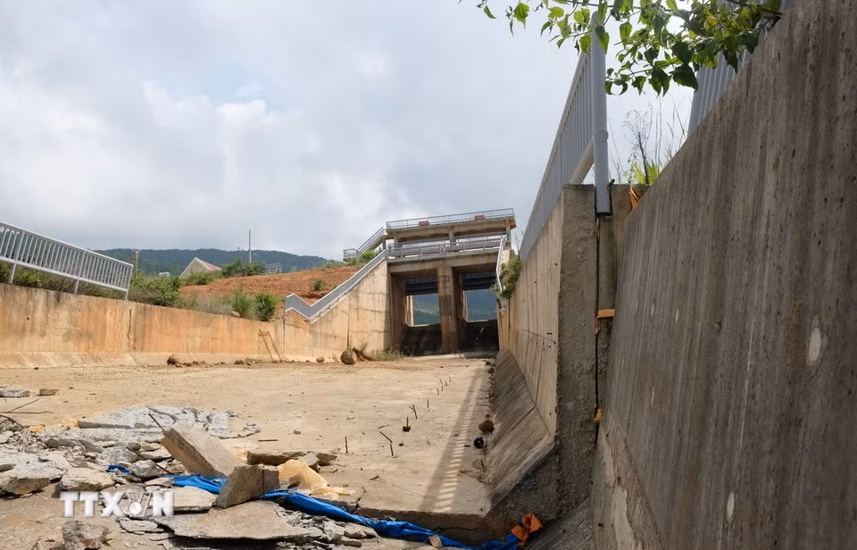 Khu vực tràn xả lũ của hồ chứa nước Đông Thanh bị hư hại nghiêm trọng do sạt lở sau 2 năm. (Ảnh: Nguyễn Dũng/TTXVN)