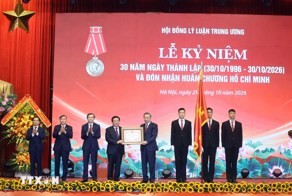Tổng Bí thư, Chủ tịch nước Tô Lâm trao Huân chương Hồ Chí Minh tặng Hội đồng Lý luận Trung ương. (Ảnh: Thống Nhất/TTXVN)