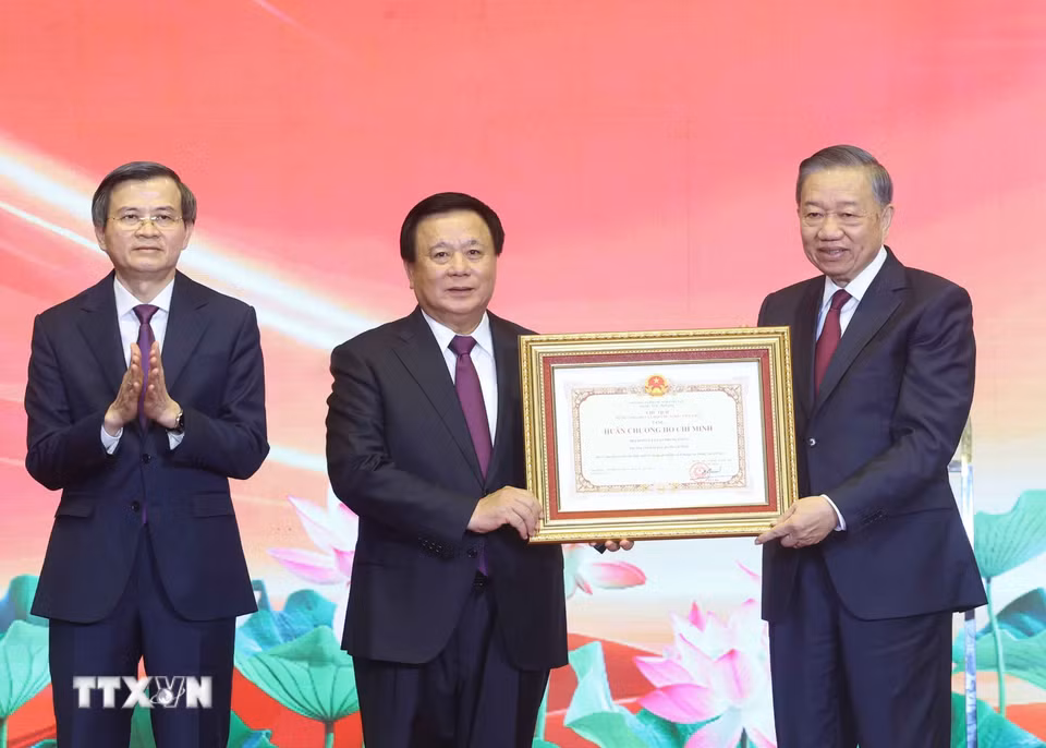 Tổng Bí thư, Chủ tịch nước Tô Lâm trao Huân chương Hồ Chí Minh tặng Hội đồng Lý luận Trung ương. (Ảnh: Thống Nhất/TTXVN)