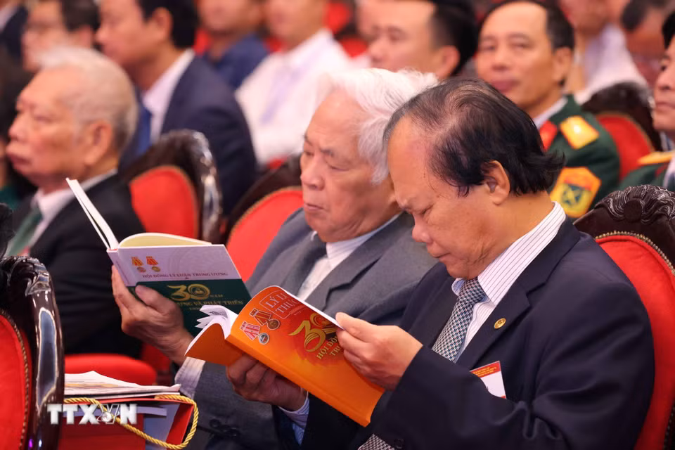 Lễ kỷ niệm 30 năm Ngày thành lập Hội đồng Lý luận Trung ương Các đại biểu dự buổi lễ. (Ảnh: Văn Điệp/TTXVN)