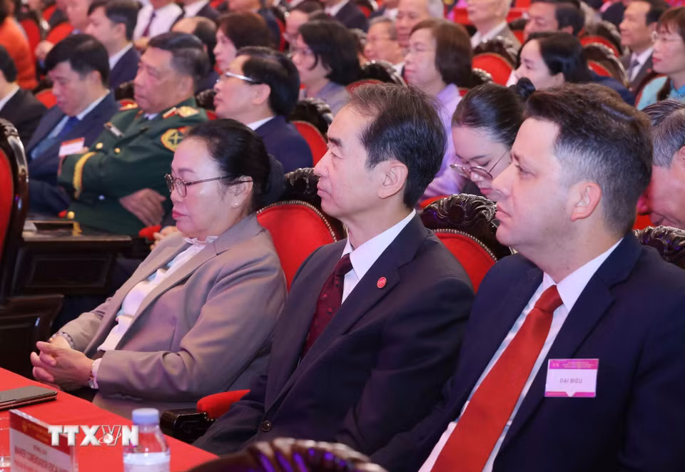 Lễ kỷ niệm 30 năm Ngày thành lập Hội đồng Lý luận Trung ương Các đại biểu dự buổi lễ. (Ảnh: Văn Điệp/TTXVN)
