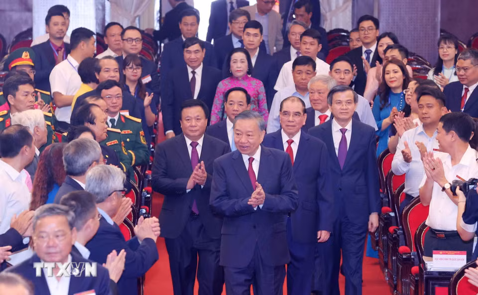 Lễ kỷ niệm 30 năm Ngày thành lập Hội đồng Lý luận Trung ương Tổng Bí thư, Chủ tịch nước Tô Lâm đến dự Lễ kỷ niệm 30 năm thành lập Hội đồng Lý luận Trung ương. (Ảnh: Văn Điệp/TTXVN)