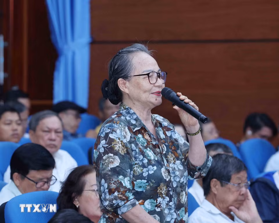 Cử tri phường Thanh Khê Lê Thị Bích Liên phát biểu tại hội nghị. (Ảnh: Phương Hoa/ TTXVN)