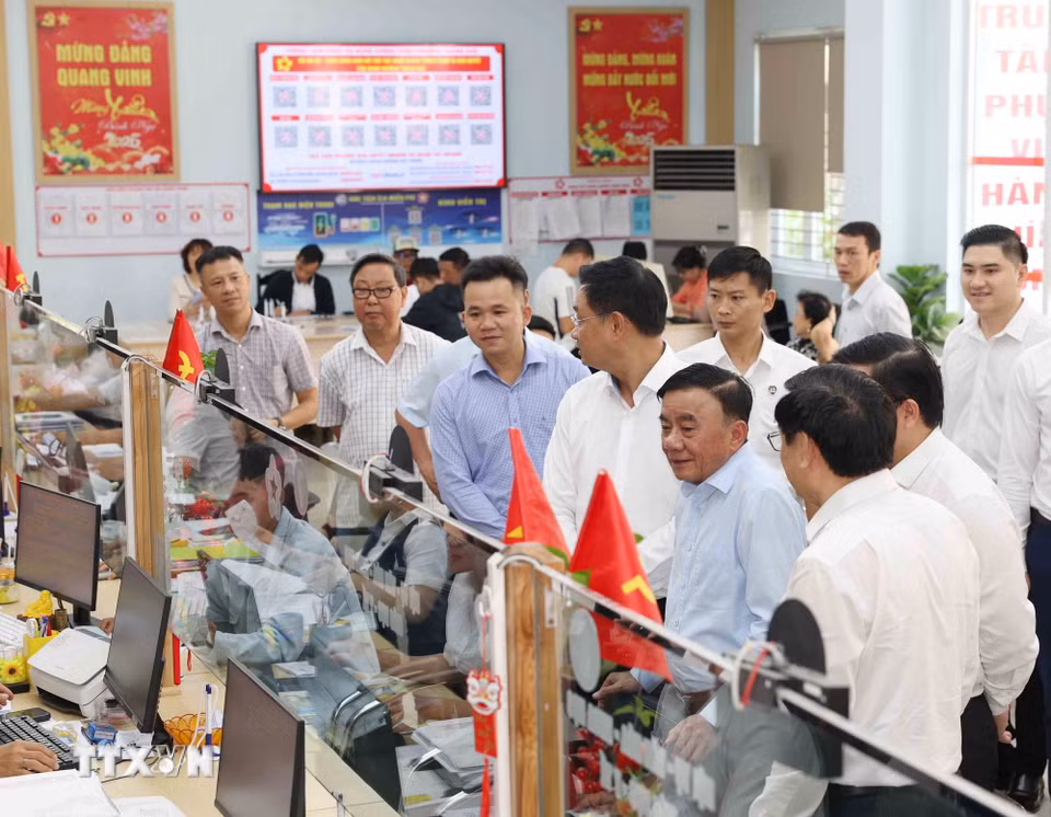 Thường trực Ban Bí thư Trần Cẩm Tú thăm Trung tâm Hành chính công phường Thanh Khê, thành phố Đà Nẵng. (Ảnh: Phương Hoa/ TTXVN)