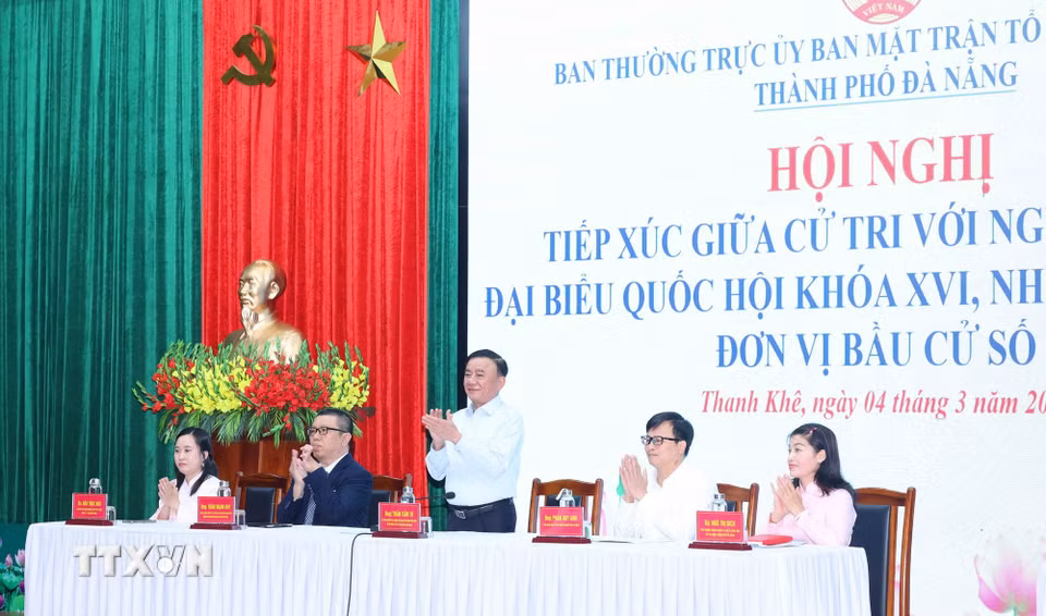 Thường trực Ban Bí thư Trần Cẩm Tú dự Hội nghị tiếp xúc cử tri với người ứng cử Đại biểu Quốc hội khóa XVI, đơn vị bầu cử số 1. (Ảnh: Phương Hoa/TTXVN)