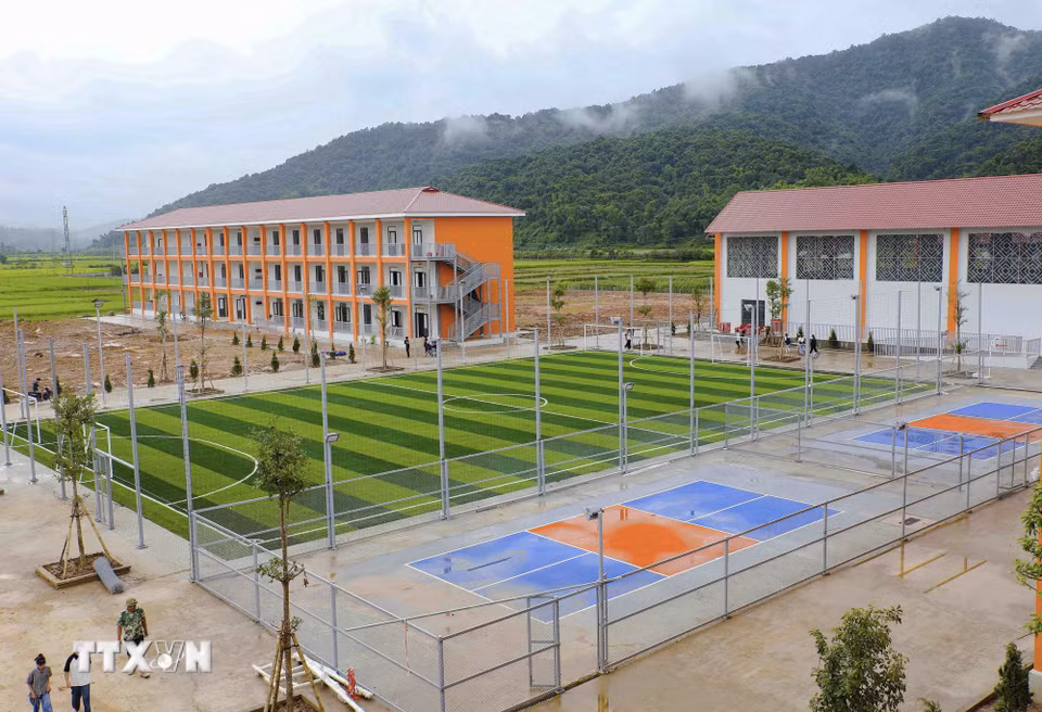 Sân bóng đá cỏ nhân tạo cùng khu nhà nội trú, nhà đa năng tạo không gian thuận lợi để học sinh học tập, rèn luyện thể chất và tham gia các hoạt động ngoại khóa của Trường Phổ thông nội trú Tiểu học và trung học cơ sở Sam Mứn, tỉnh Điện Biên. (Ảnh: Xuân Tư/TTXVN)