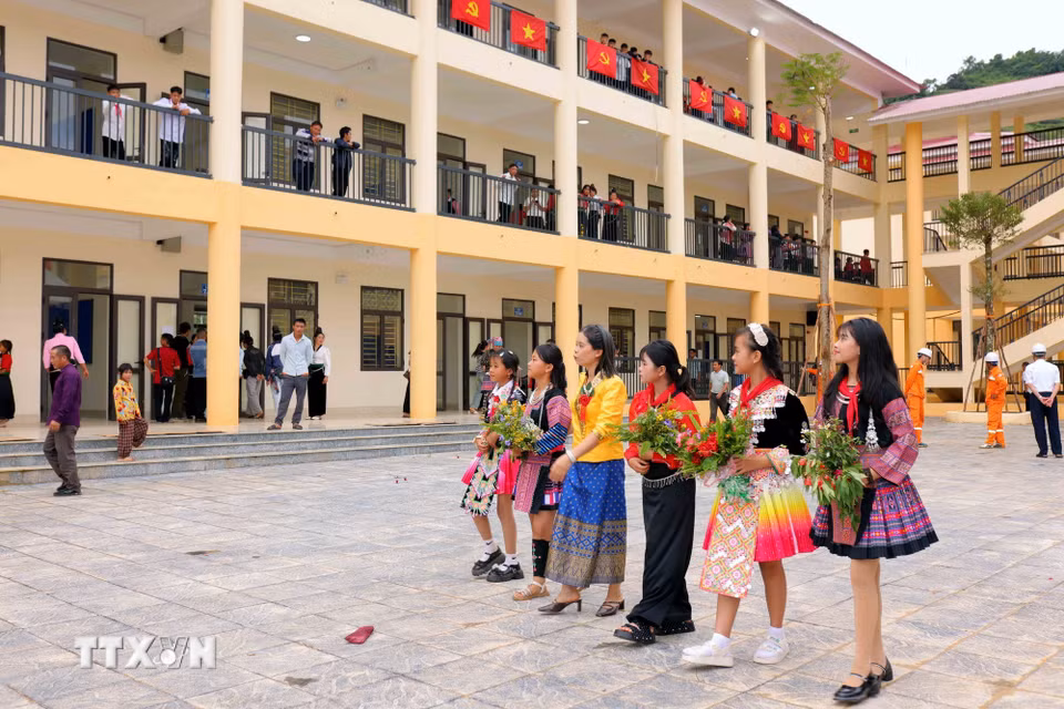 Thầy cô giáo và các em học sinh Trường phổ thông nội trú Tiểu học và Trung học cơ sở Yên Sơn, tỉnh Sơn La trong ngày khánh thành. (Ảnh: Quang Quyết/TTXVN)