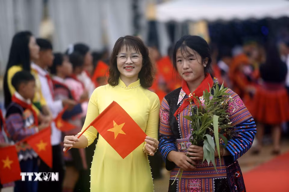 Cô giáo và các em học sinh Trường phổ thông nội trú Tiểu học và Trung học cơ sở Yên Sơn, tỉnh Sơn La hân hoan trong ngày khánh thành. (Ảnh: Quang Quyết/ TTXVN)