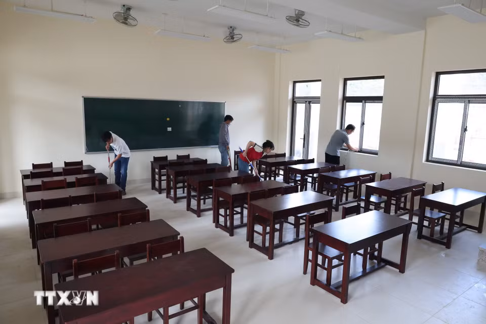 Giáo viên tại Trường Phổ thông nội trú Tiểu học và Trung học Cơ sở xã Tây Giang (thành phố Đà Nẵng) dọn dẹp phòng học ở trường phổ thông nội trú liên cấp mới. (Ảnh: Khoa Chương/TTXVN)