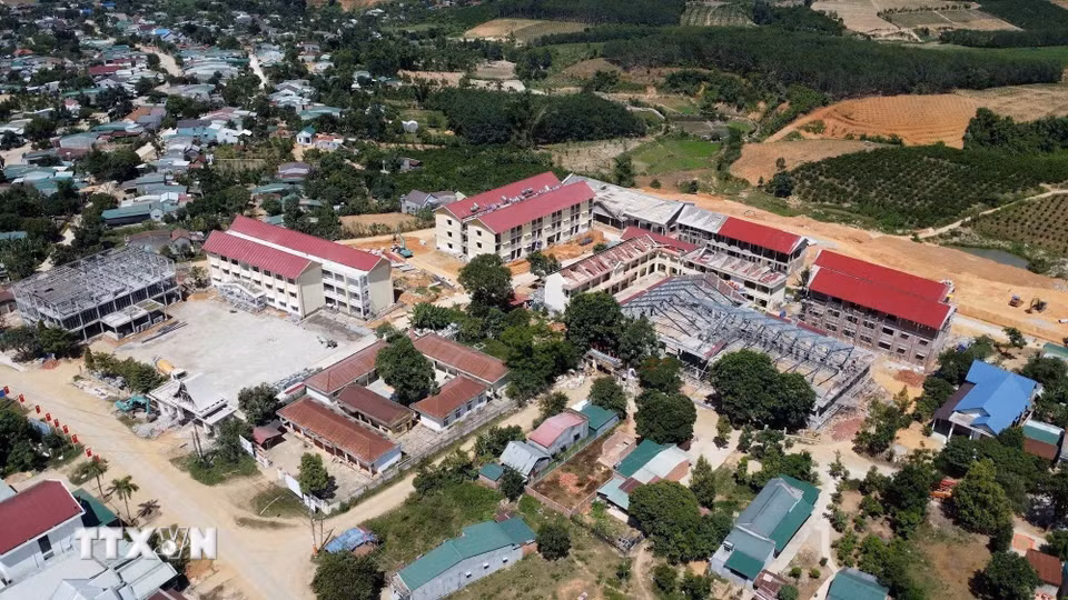 Trường phổ thông nội trú liên cấp Tiểu học-Trung học cơ sở xã Rờ Kơi (Quảng Ngãi) được đầu tư xây dựng khang trang sẵn sàng cho năm học mới 2026-2027. (Ảnh: Dư Toán/TTXVN)