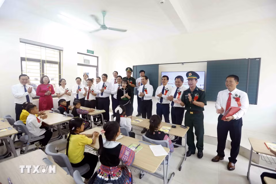 Đại biểu tham quan phòng học tại Trường phổ thông nội trú Tiểu học và Trung học cơ sở Yên Sơn, tỉnh Sơn La. (Ảnh: Quang Quyết/TTXVN)