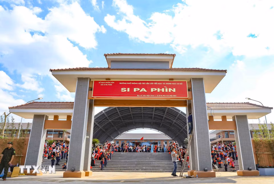 Trường Phổ thông nội trú liên cấp Tiểu học và Trung học cơ sở Si Pa Phìn, tỉnh Điện Biên sẵn sàng cho ngày khai giảng năm học mới 2026-2027. (Ảnh: Xuân Tư/TTXVN)