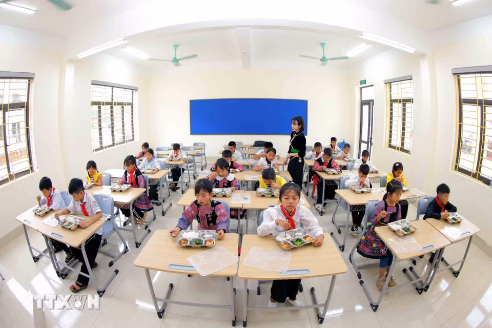 Giờ ăn trưa tại lớp học của Trường phổ thông nội trú Tiểu học và Trung học cơ sở Yên Sơn mới được khánh thành. (Ảnh: Quang Quyết/TTXVN)