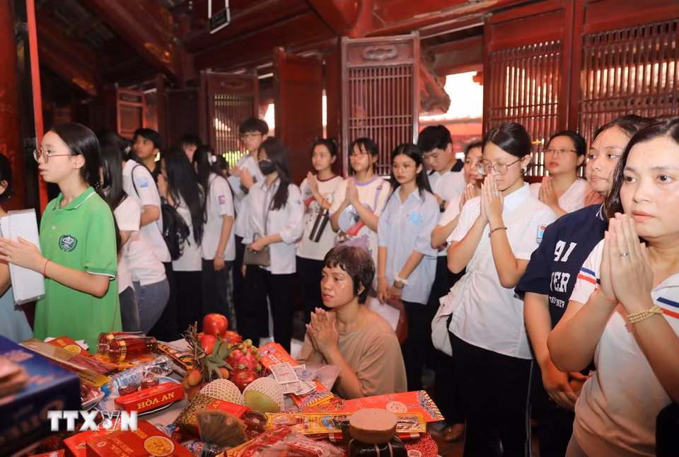 Phụ huynh và học sinh đến Văn Miếu-Quốc Tử Giám dâng hương cầu may cho kỳ thi sắp diễn ra. (Ảnh: Thành Phương/TTXVN)