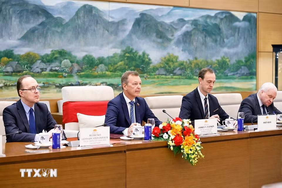 Phó Chủ tịch Thứ nhất Hội đồng Liên bang Quốc hội Liên bang Nga Andrey Vladimirovich Yatskin phát biểu. (Ảnh: Doãn Tấn/TTXVN)