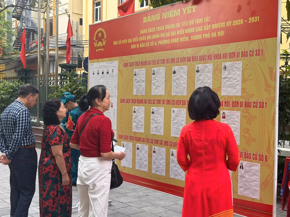 Cử tri tìm hiểu thông tin người ứng cử. (Ảnh: Thúy Lan/Vietnam+)