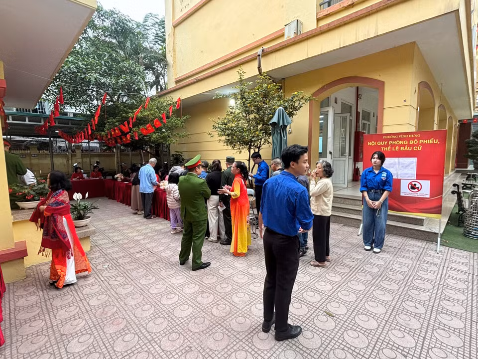Không khí bầu cử rộn ràng tại điểm bầu cử số 1, phường Vĩnh Hưng. (Ảnh: Thu Hương/Vietnam+)
