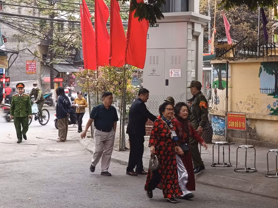 Cử tri đến điểm bầu cử số 1, phường Vĩnh Hưng. (Ảnh: Thu Hương/Vietnam+)