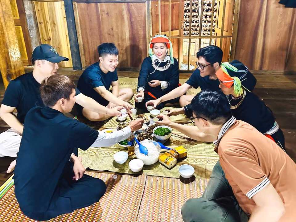 Bữa cơm với những món ăn đặc trưng của dân tộc Dao trong căn nhà mái rêu vùng biên giới Thanh Thủy (Tuyên Quang). (Ảnh: Đức Thọ/TTXVN)