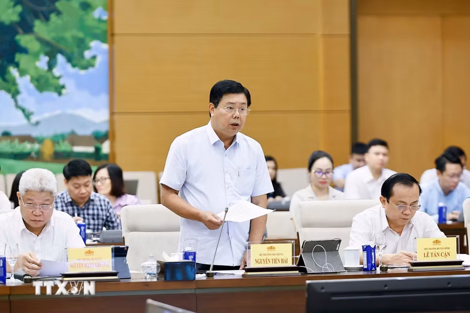 Bộ trưởng Bộ Nội vụ Nguyễn Tiến Hải thuyết trình về nội dung cơ bản của dự thảo. (Ảnh: Doãn Tấn/TTXVN)