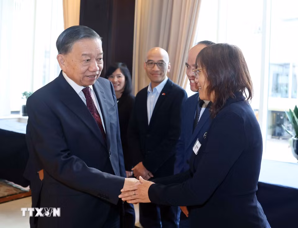 Tổng Bí thư, Chủ tịch nước Tô Lâm gặp gỡ chuyên gia, trí thức người Việt Nam tại Bỉ và Luxembourg. (Ảnh: Thống Nhất/TTXVN)