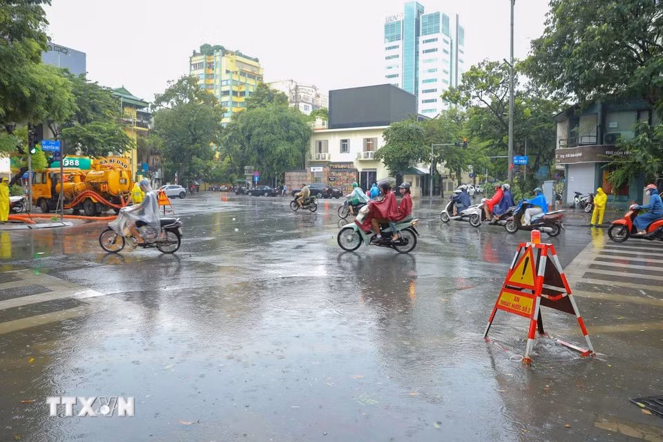 Tại ngã năm Bà Triệu - Nguyễn Du xuất hiện úng nhẹ sau mưa lớn, nước nhanh chóng rút, mặt đường trở lại thông thoáng. (Ảnh: Lê Đông/TTXVN)