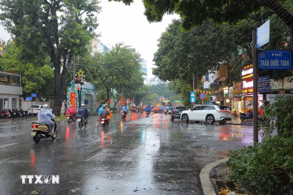 Khu vực ngã tư Trần Quốc Toản-Bà Triệu sau mưa lớn cơ bản không xảy ra ngập úng, nước được tiêu thoát nhanh, giao thông không bị ảnh hưởng đáng kể. (Ảnh: Lê Đông/TTXVN)
