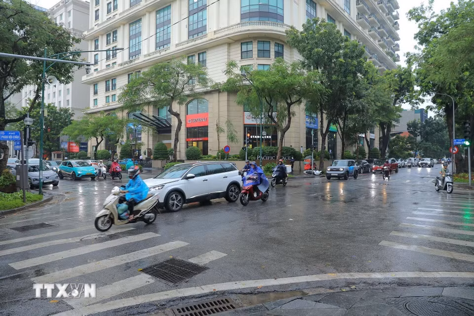 Tại ngã tư Phan Bội Châu-Lý Thường Kiệt, nơi từng thường xuyên ngập khi mưa lớn, mặt đường cơ bản thông thoáng, giao thông được duy trì ổn định. (Ảnh: Lê Đông/TTXVN)