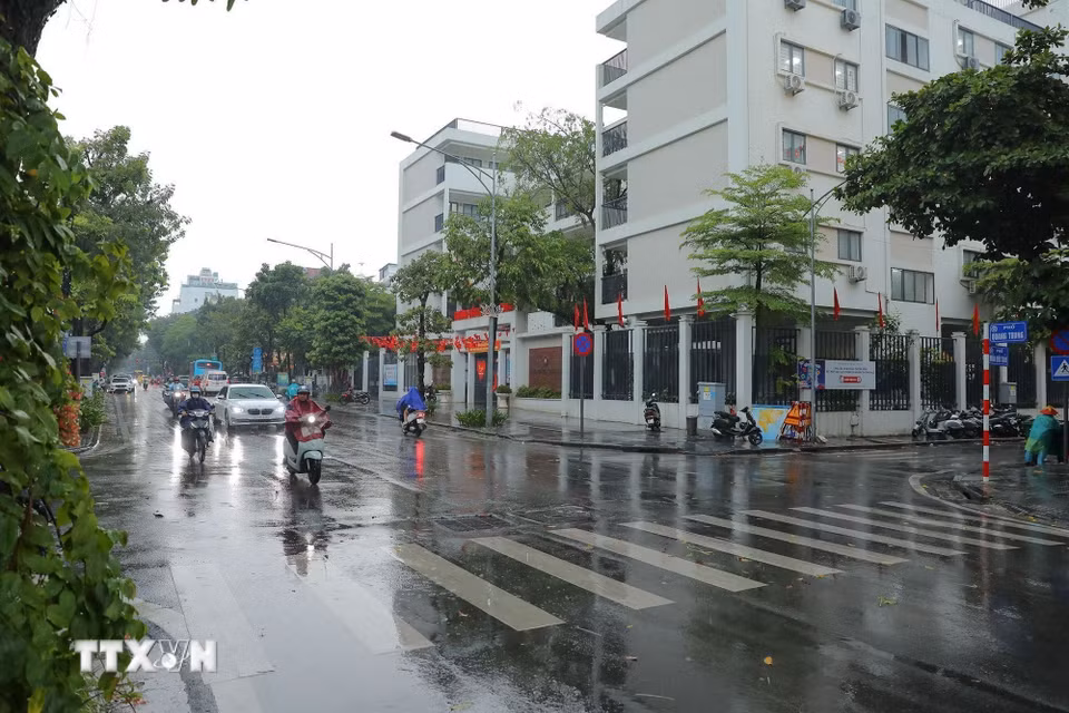Mưa to chiều 10/9 nhưng ngã tư Quang Trung-Trần Quốc Toản không còn tình trạng nước dồn ứ kéo dài, các phương tiện di chuyển thuận lợi. (Ảnh: Lê Đông/TTXVN)