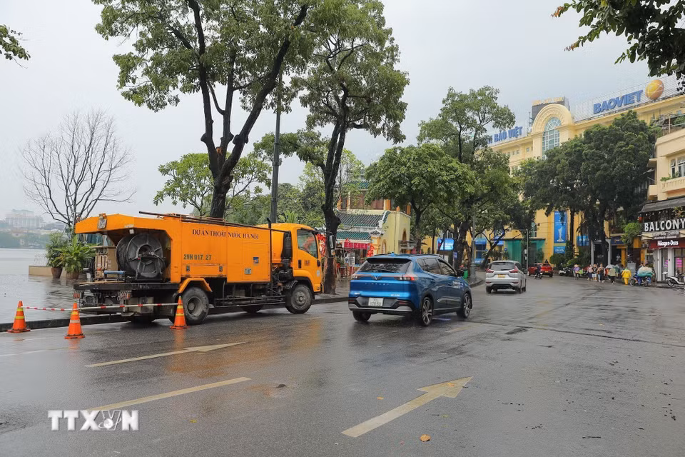 Tại nút giao Đinh Tiên Hoàng-Lê Thái Tổ, sau mưa lớn, nước không bị dồn ứ kéo dài, các phương tiện lưu thông thuận lợi. (Ảnh: Lê Đông/TTXVN)