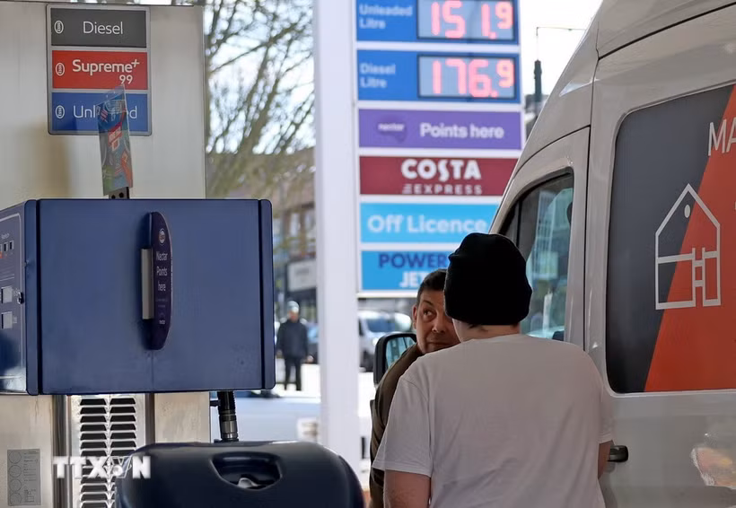 Người dân mua xăng tại trạm xăng ở London, Anh. (Ảnh: THX/TTXVN)