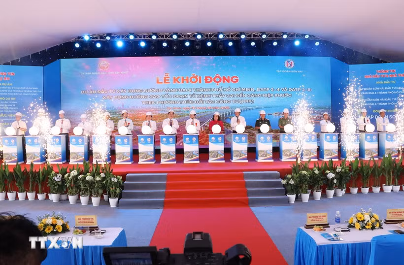 Các đại biểu thực hiện nghi thức khởi động dự án, đánh dấu bước chuyển sang giai đoạn triển khai xây dựng hai dự án thành phần thuộc đường Vành đai 4 Thành phố Hồ Chí Minh. (Ảnh: Bùi Giang/TTXVN)