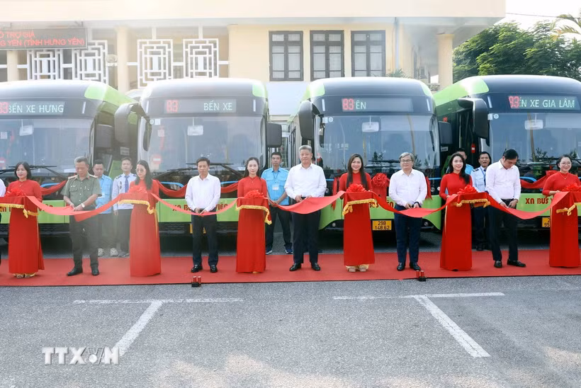 Các đại biểu thực hiện nghi thức khai trương. (Ảnh: Thế Duyệt/TTXVN)
